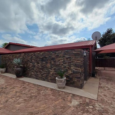 At Ease Road Lodge Zeerust Bagian luar foto