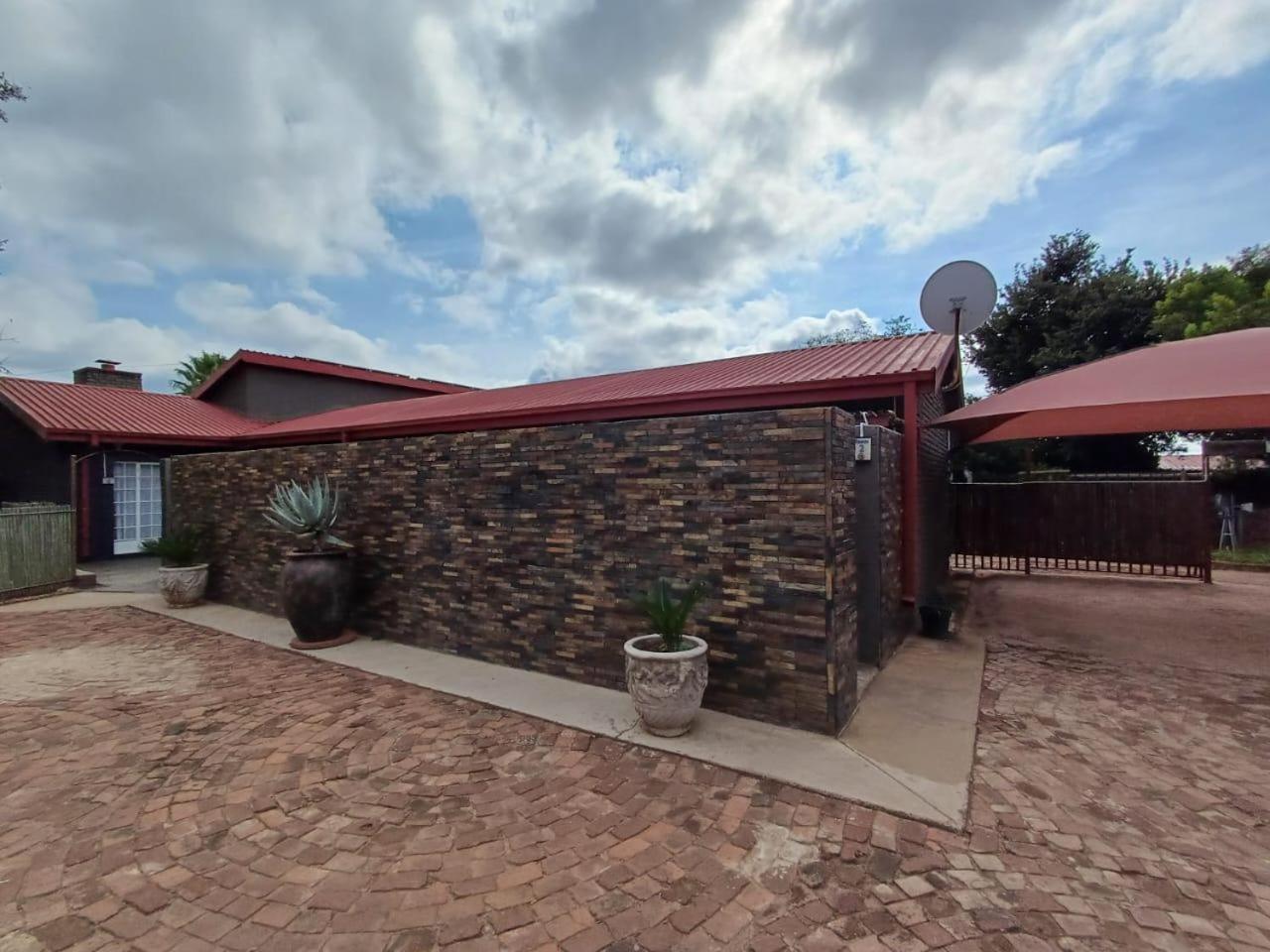 At Ease Road Lodge Zeerust Bagian luar foto