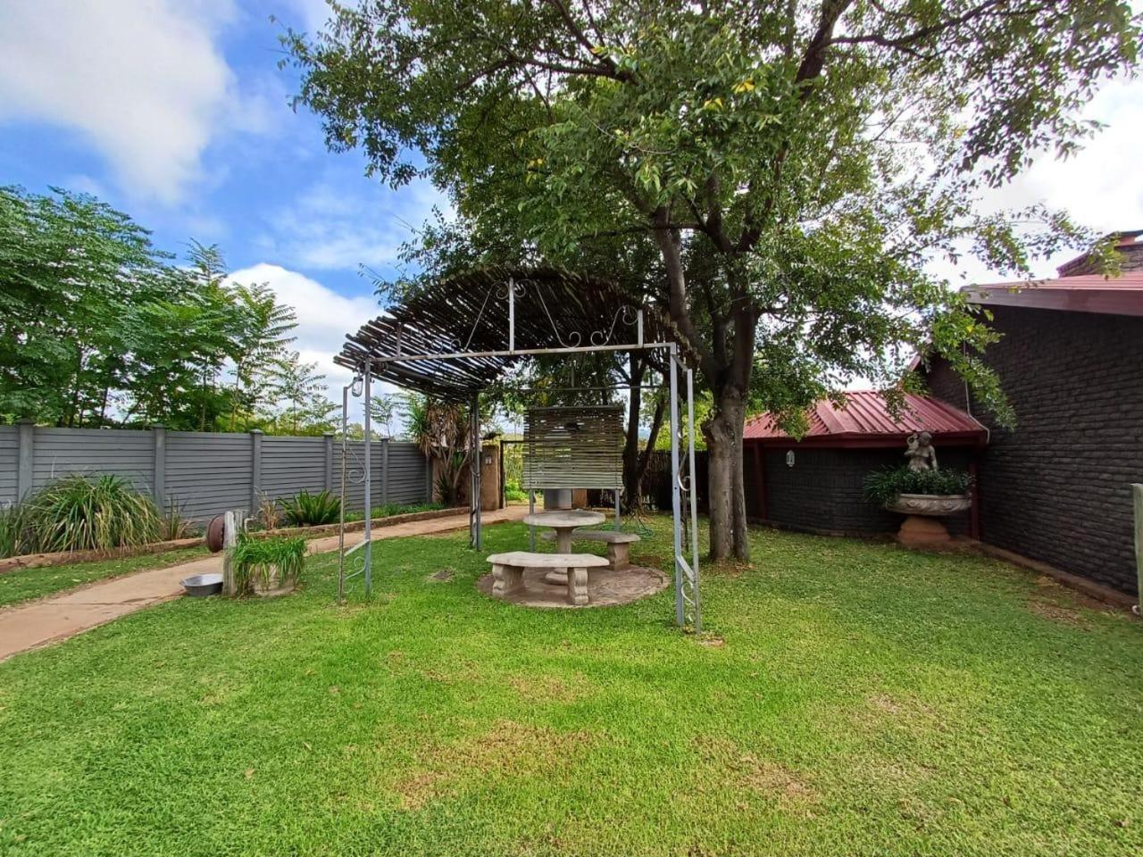 At Ease Road Lodge Zeerust Bagian luar foto