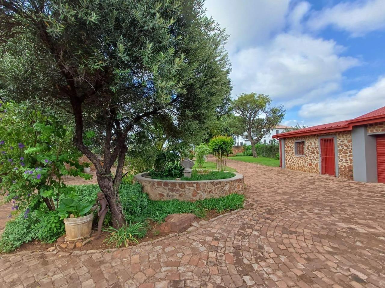 At Ease Road Lodge Zeerust Bagian luar foto